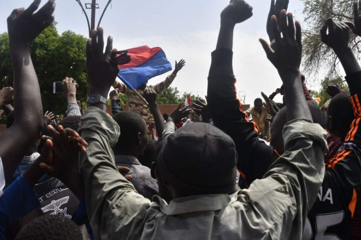 Người biểu tình cổ vũ quân đội Nigeria trước Đại sứ quán Pháp ở Niamey sau cuộc biểu tình ủng hộ chính quyền Niger vào ngày 30/7/2023. (Ảnh: AFP/Getty Image)