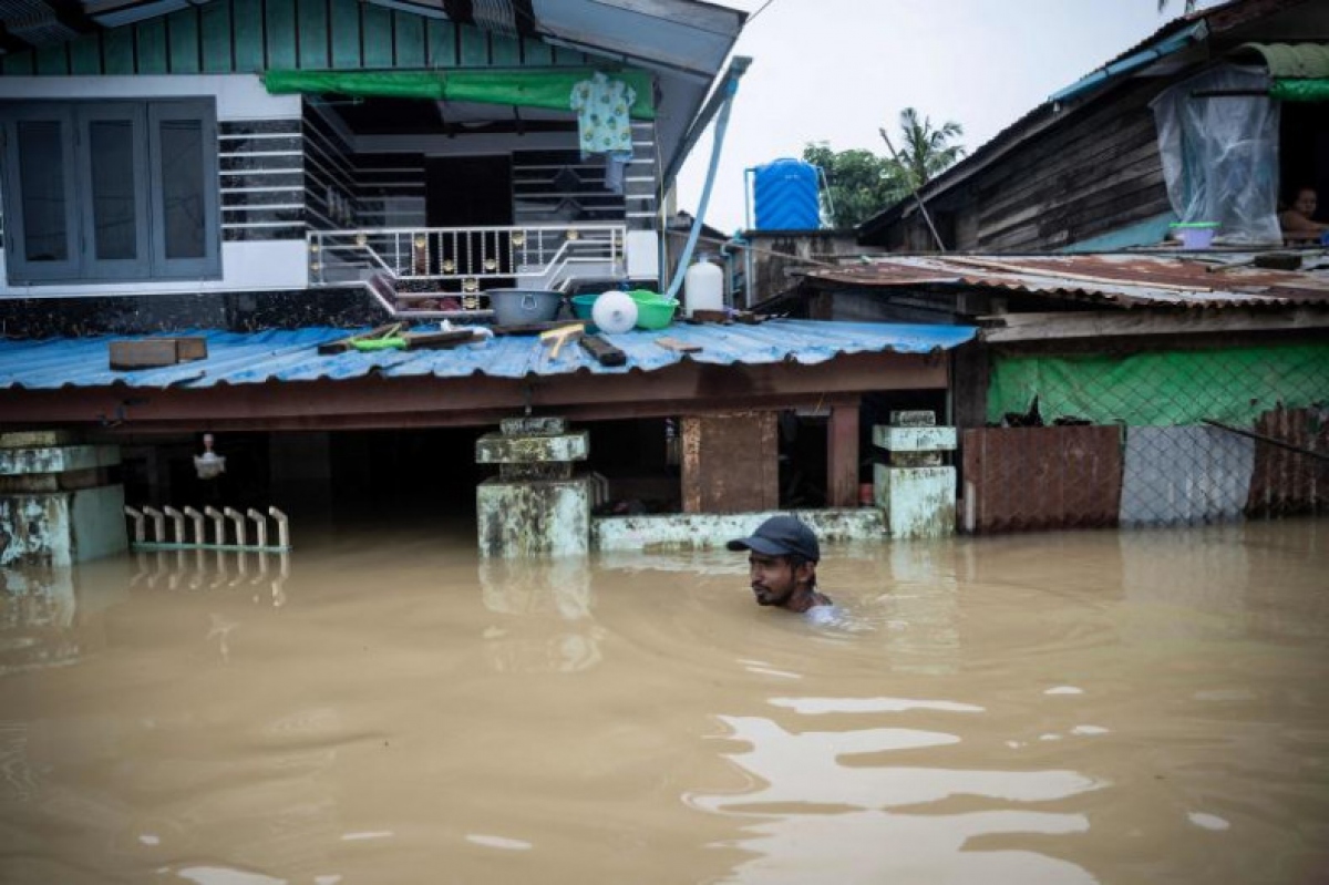 Lụt lội khiến hàng nghìn ngôi nhà ở Myanmar bị ngập sâu trong nước, giao thông tê liệt. Ảnh: AFP