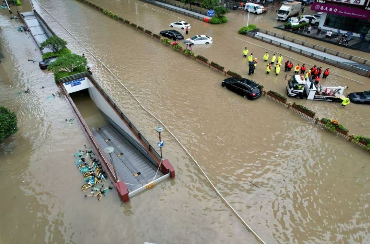 Mưa lũ ở Trung Quốc. Ảnh: Reuters