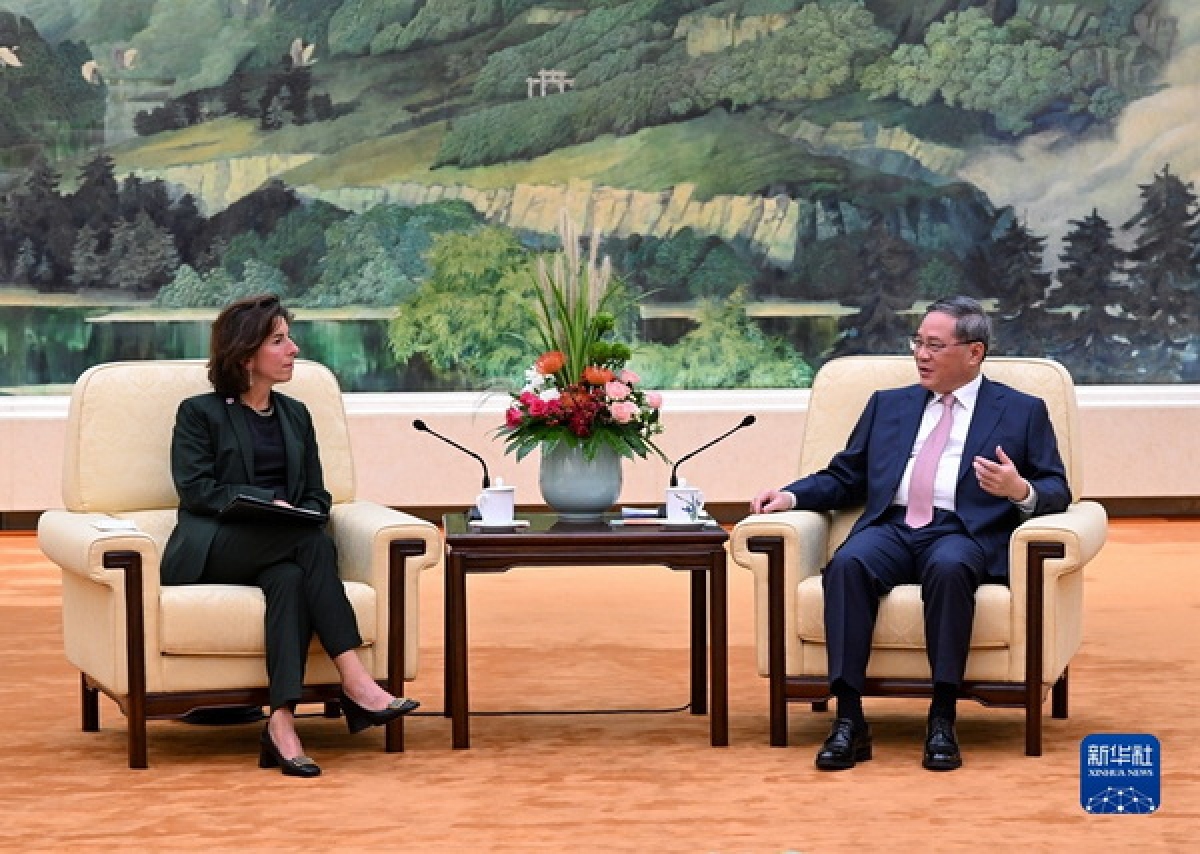 Thủ tướng Trung Quốc Lý Cường (phải) gặp Bộ trưởng Thương mại Mỹ Gina Raimondo chiều 29/8. Ảnh: Tân Hoa xã.