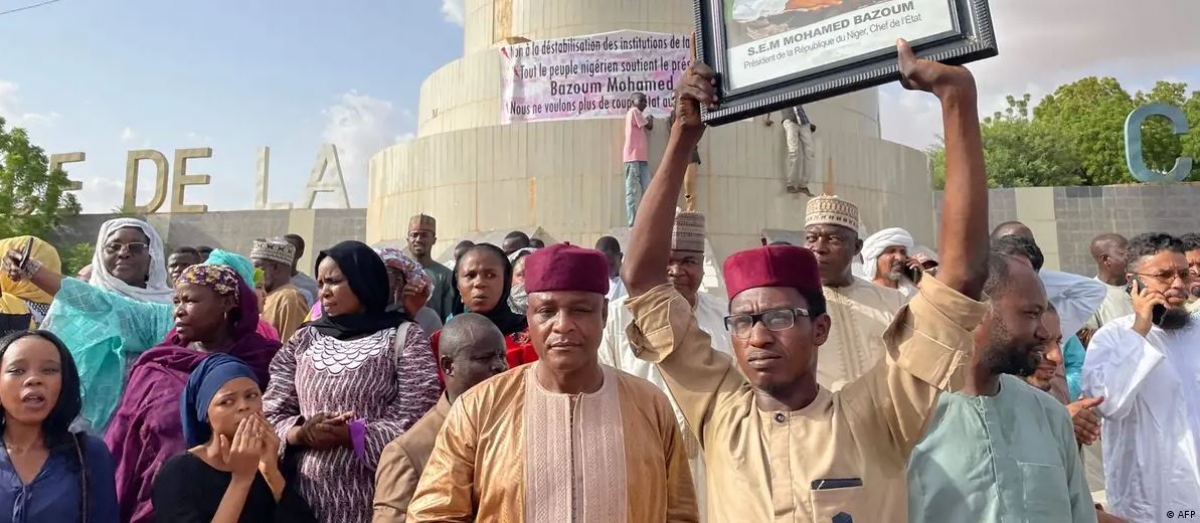 Những người biểu tình ủng hộ Tổng thống Mohamed Bazoum tập trung ở thủ đô Niamey. Ảnh: AFP