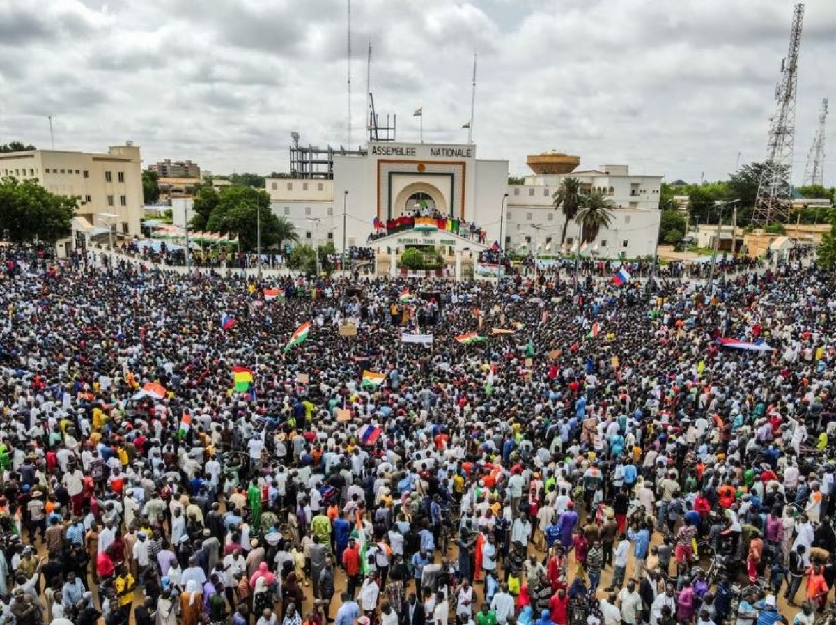 Hàng nghìn người biểu tình phản đối trừng phạt ở thủ đô Niamey, Niger ngày 3/8/2023. Ảnh: Reuters