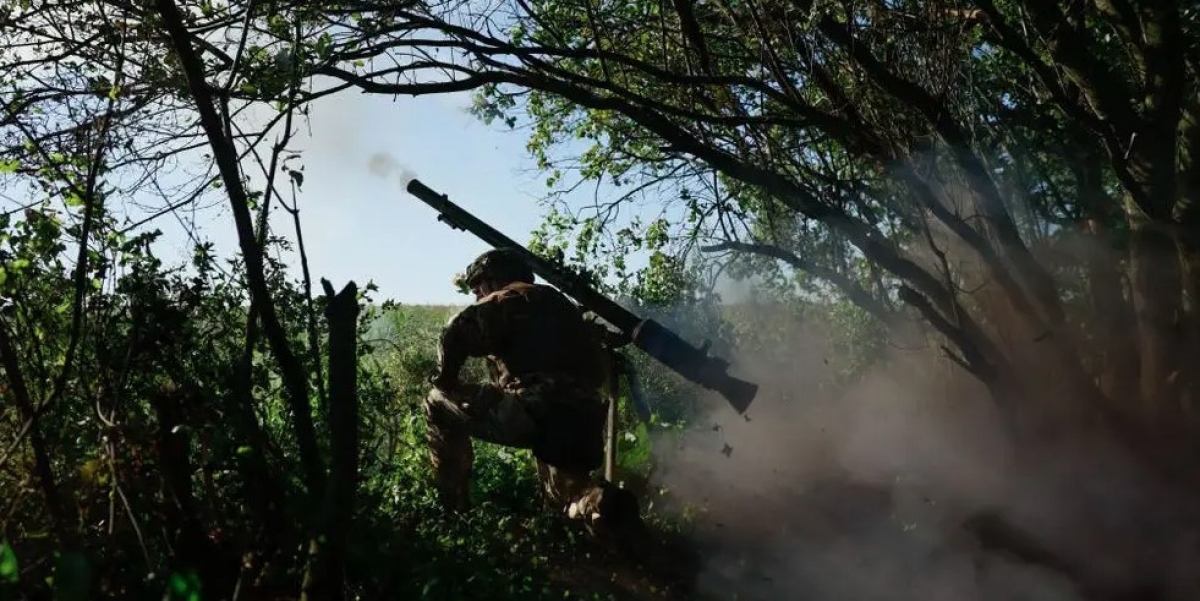 Súng không giật SPG-9 tấn công các vị trí của Nga ở gần Bakhmut. Ảnh: Getty