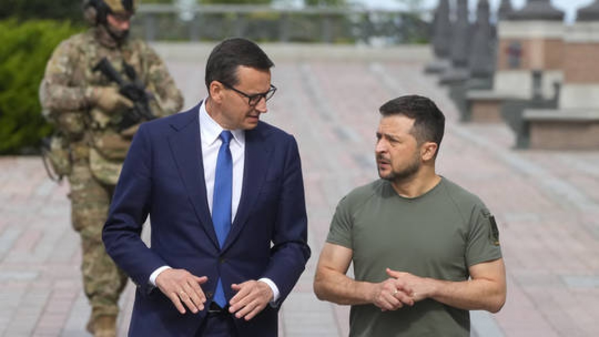Thủ tướng Ba Lan Mateusz Morawiecki và Tổng thống Ukraine Volodymyr Zelensky. Ảnh: AP