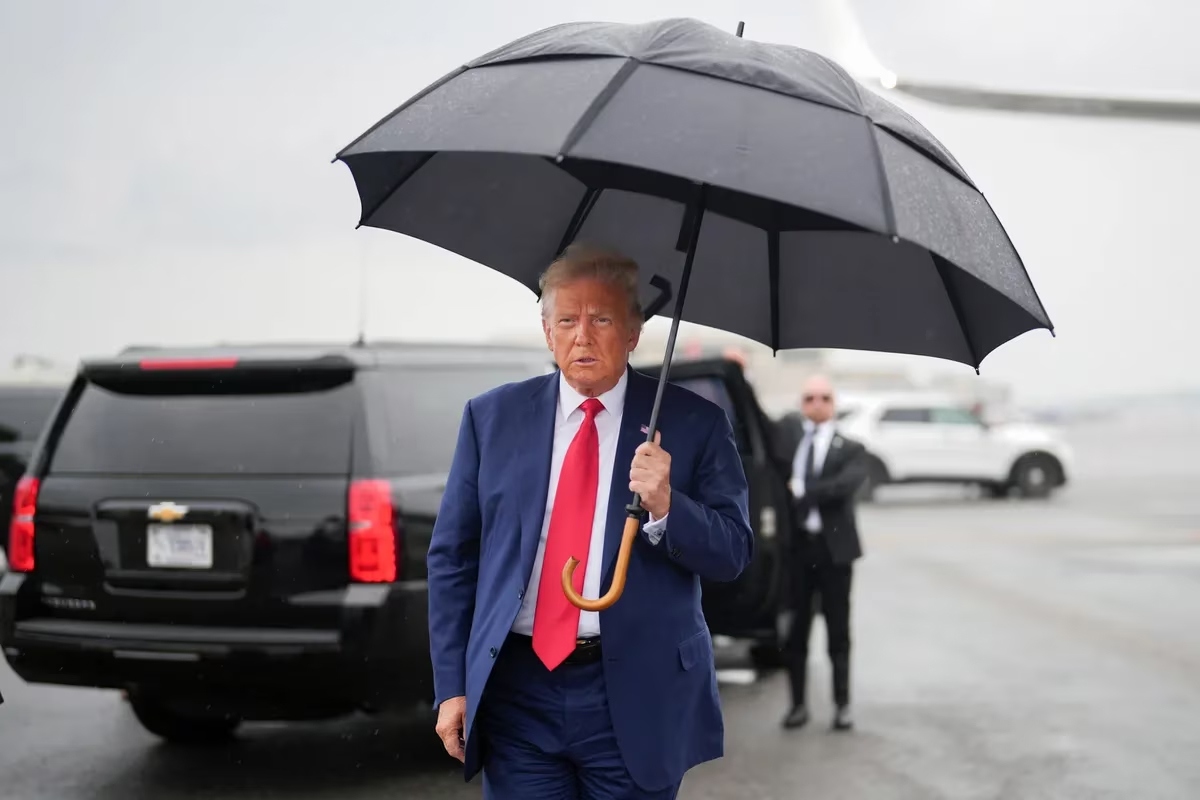 Cựu Tổng thống Hoa Kỳ Donald Trump tại sân bay Quốc gia Reagan sau khi rời tòa án liên bang ở Washington ngày 3/8. (Ảnh: The New York Times)