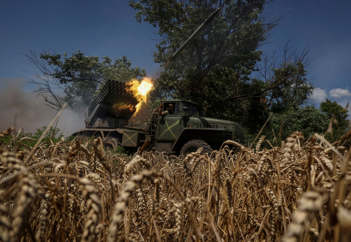 Ukraine khai hỏa pháo phản lực BM-21 Grad ở khu vực Donetsk. Ảnh: Reuters