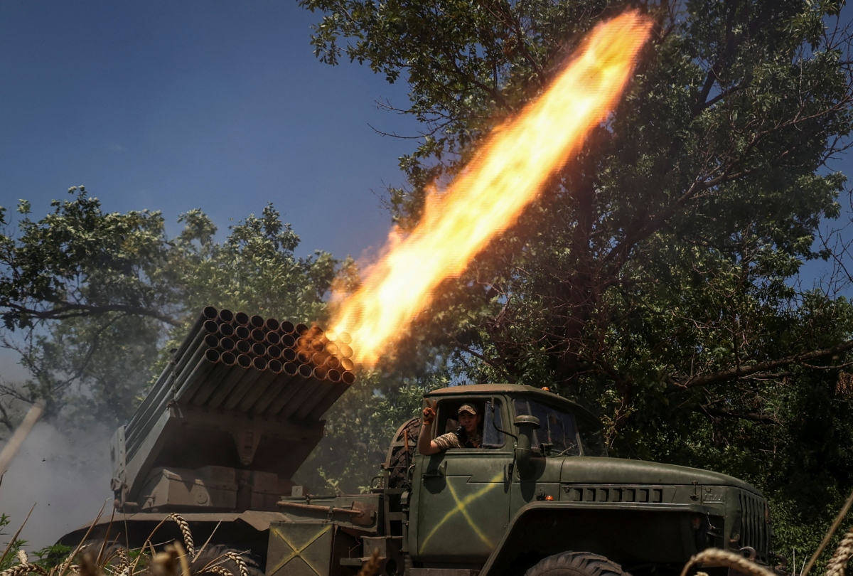 Ukraine khai hỏa pháo phản lực BM-21 Grad về phía Nga ở khu vực Donetsk. Ảnh: Reuters