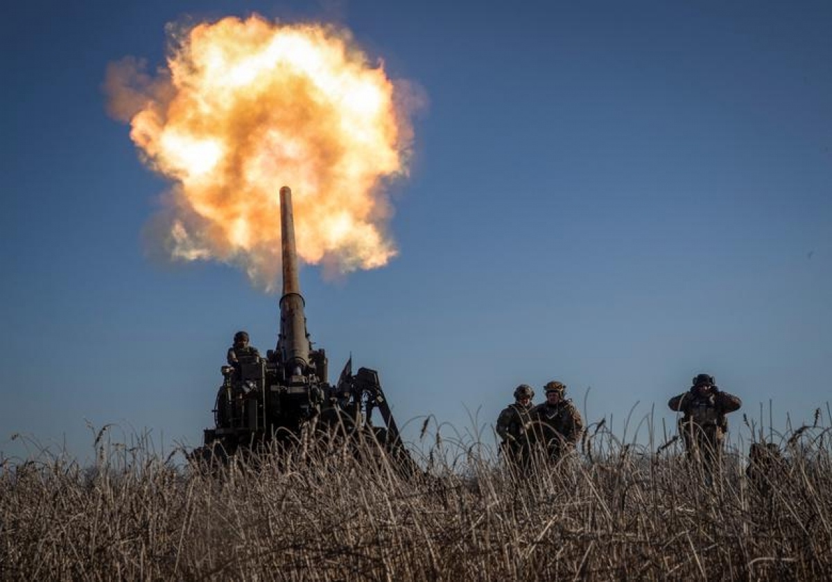 Ukraine khai hỏa pháo tự hành 2S7 Pion ở Bakhmut thuộc khu vực Donetsk. Ảnh: Reuters