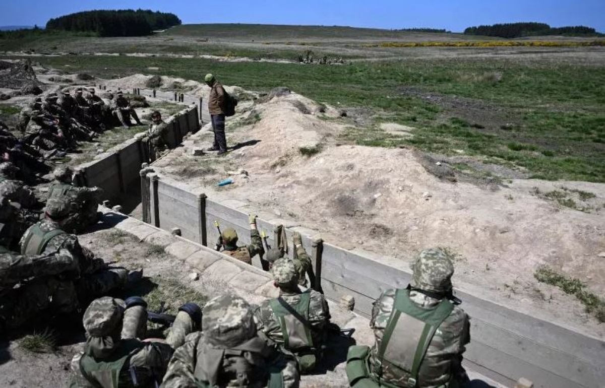Ukraine tập trận chiến hào. Ảnh: Getty