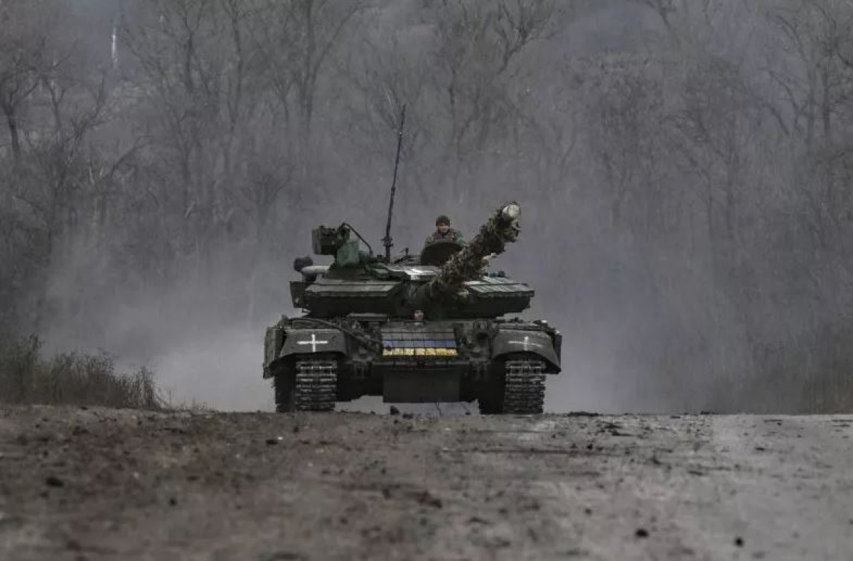 Xe tăng T-64 của Ukraine ở Bakhmut. Ảnh: AFP
