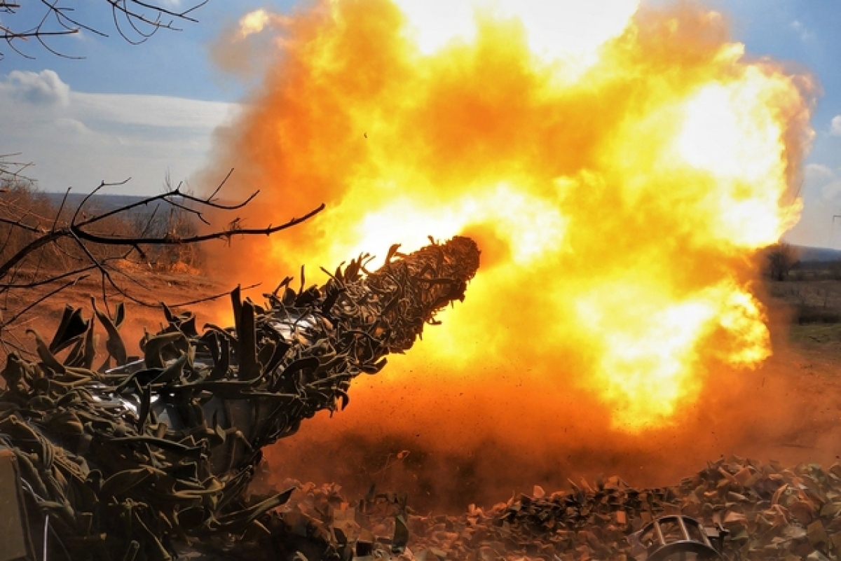 Xe tăng T-72 của Ukraine bắn vào các vị trí của đối phương ở tiền tuyến gần Bakhmut. Ảnh: AFP