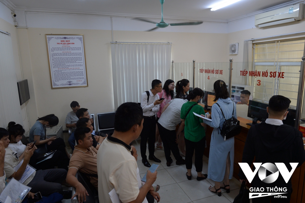 Khá đông người chờ bấm biển tại điểm đăng ký xe trên đường Láng