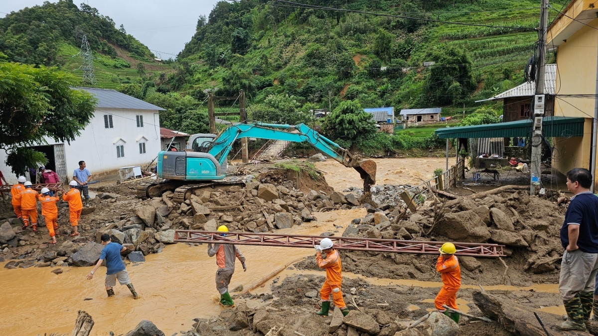 Công nhân PC Yên Bái và các đơn vị liên quan đang khẩn căng lại dây dẫn đường dây 35kV Than Uyên - Mù Cang Chải ( thuộc lộ 376E29.2 phân đoạn Mường Kim – Mù Cang Chải) cấp điện cho huyện Mù Cang Chải, dự kiến trong đêm tối hôm nay hoặc rạng sáng mai, 10/8 sẽ đóng điện trở lại.