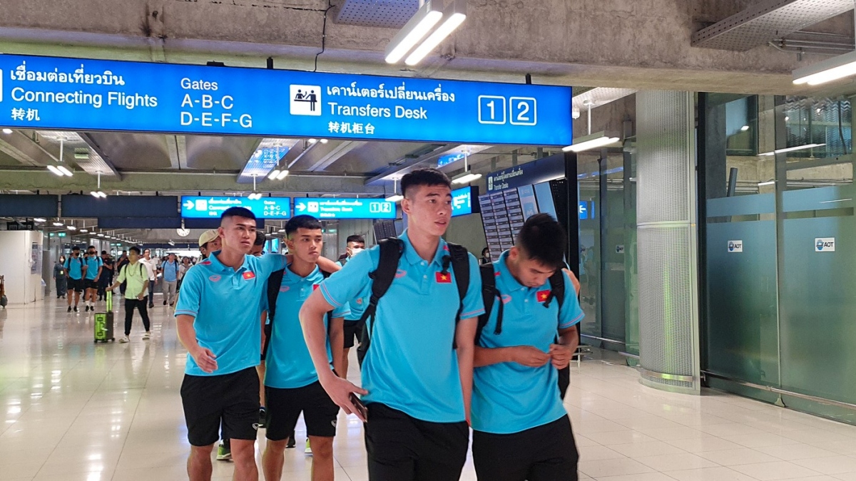 Thủ môn Quan Văn Chuẩn và các đồng đội tươi cười sau khi đến Bangkok. 