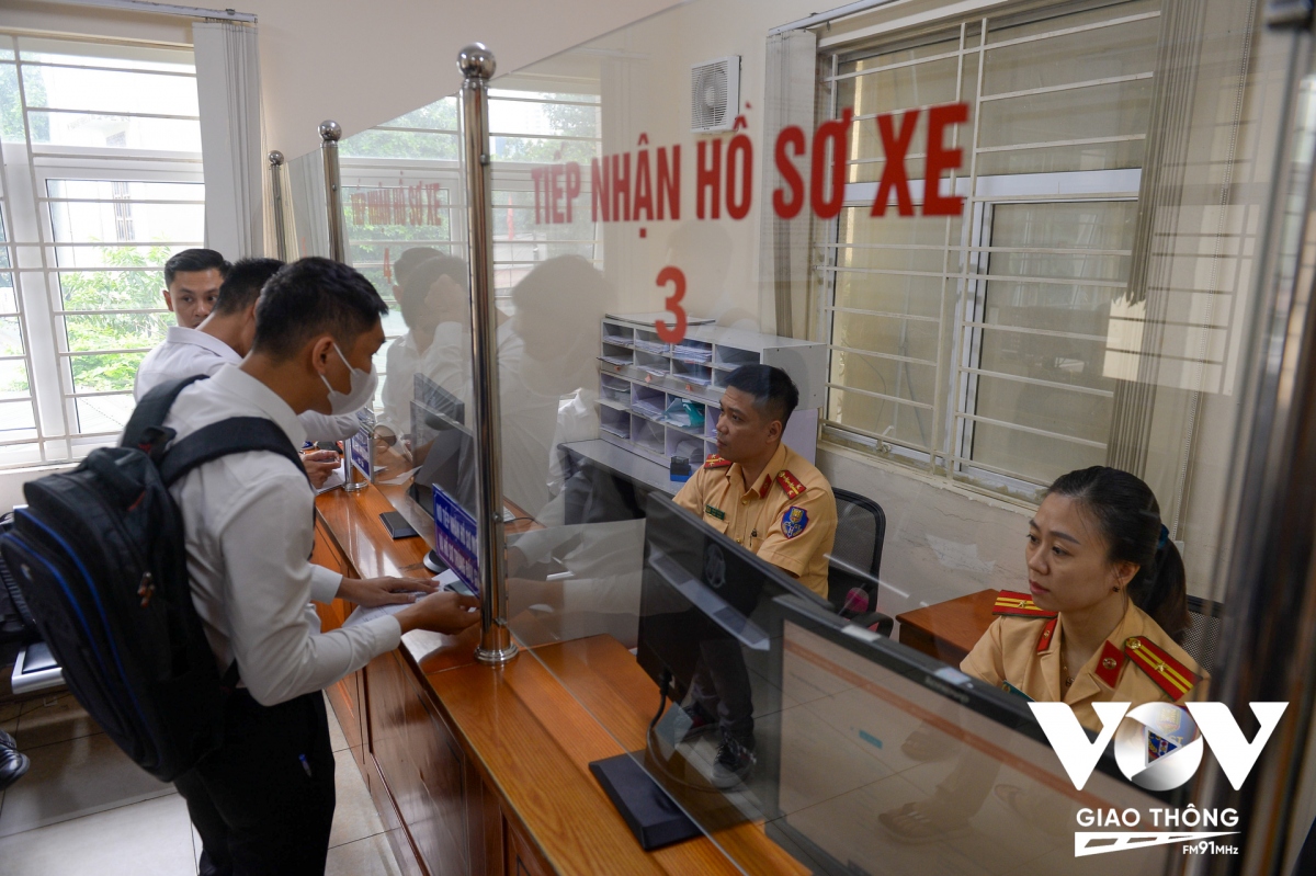 Khá đông người dân đến làm thủ tục trong ngày đầu cấp biển số định danh