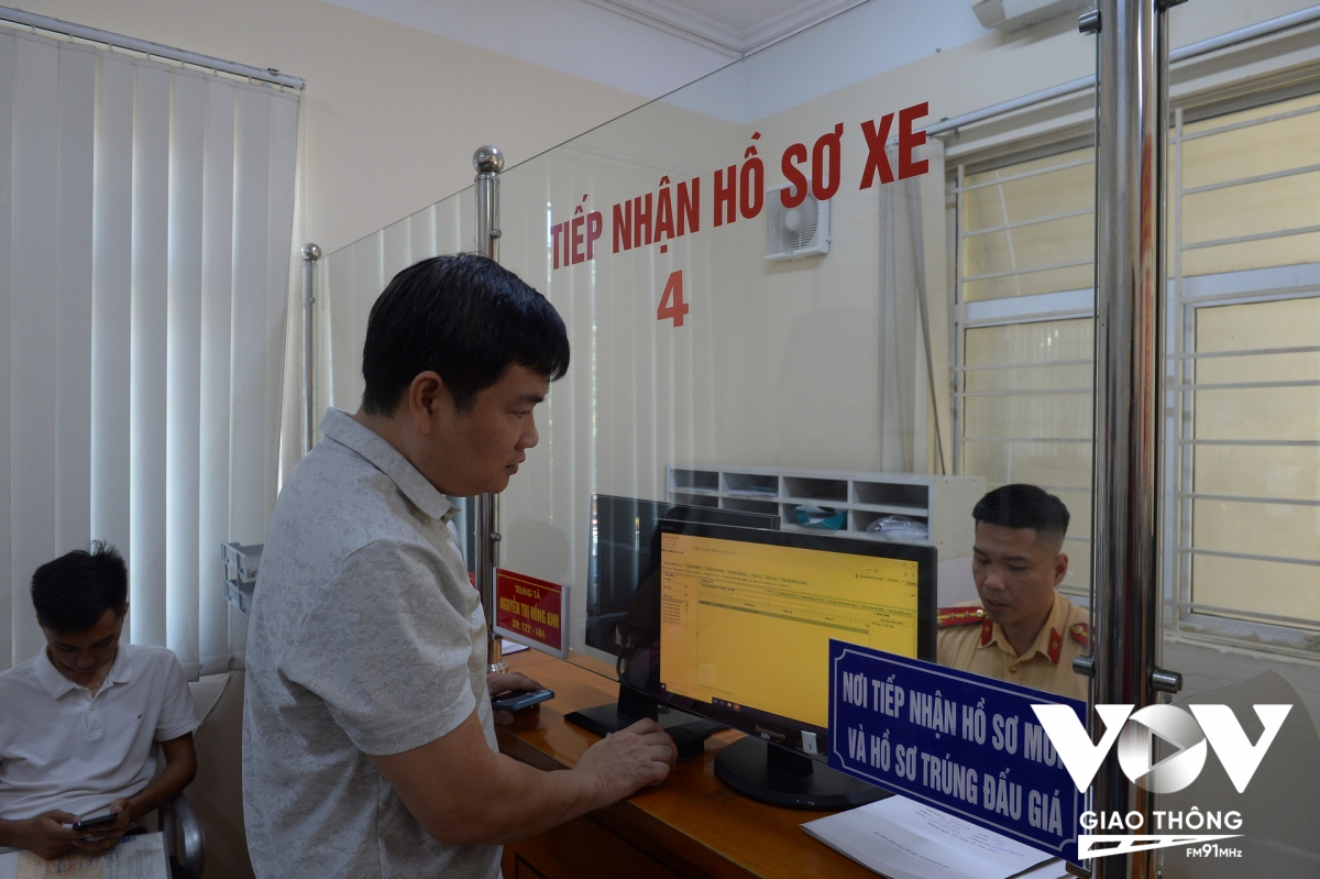 Người dân làm thủ tục đăng ký xe