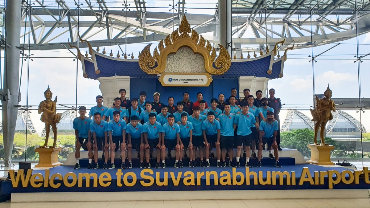 U23 Việt Nam chụp ảnh lưu niệm tại sân bay Suvarnabhumi. 