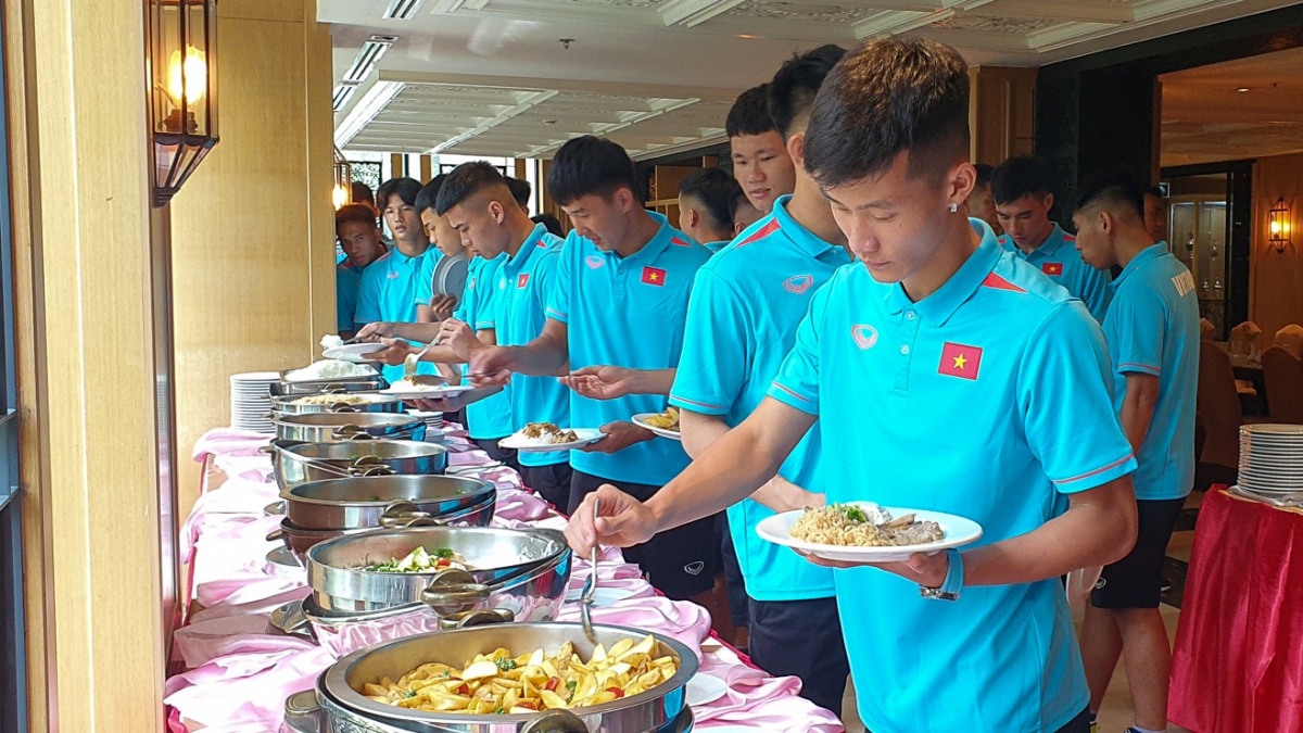 Các thành viên U23 Việt Nam đã có bữa ăn trưa trước thời điểm ra sân tập vào buổi chiều. 
