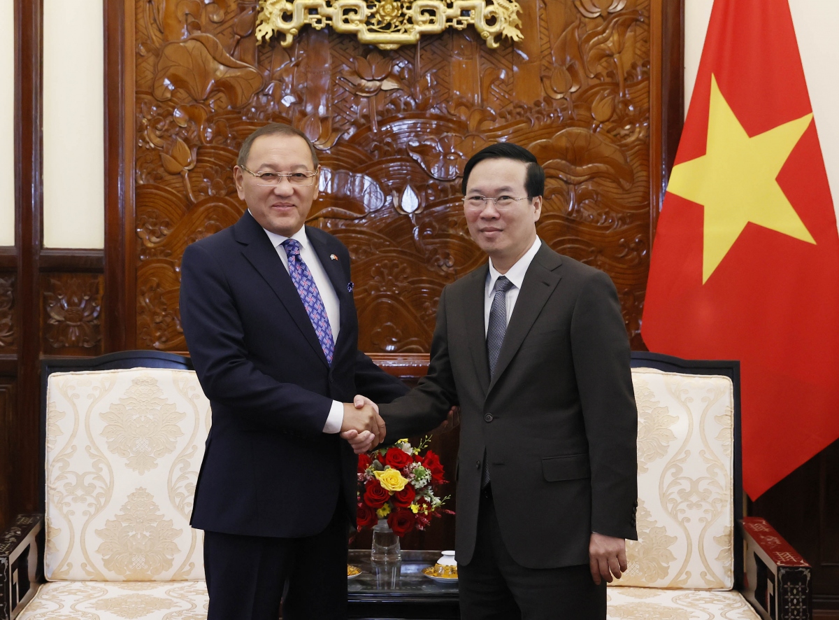 Chủ tịch nước Võ Văn Thưởng tiếp Đại sứ Đặc mệnh toàn quyền Cộng hoà Kazakhstan Yerlan Baizhanov.
