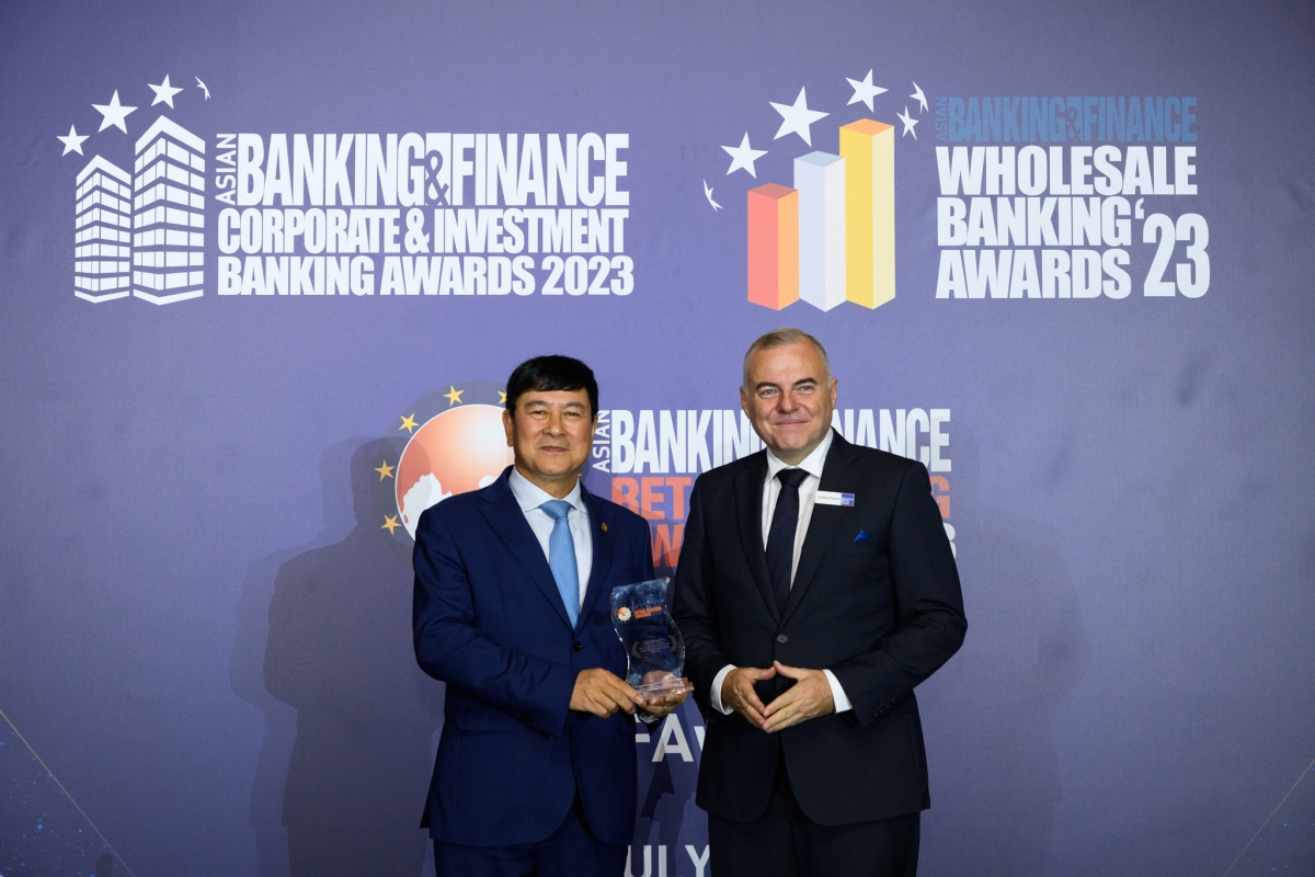 Ông Tim Charlton – Tổng Biên tập ABF trao giải cho ông Trần Hoài Nam - Phó Tổng Giám đốc HDBank
