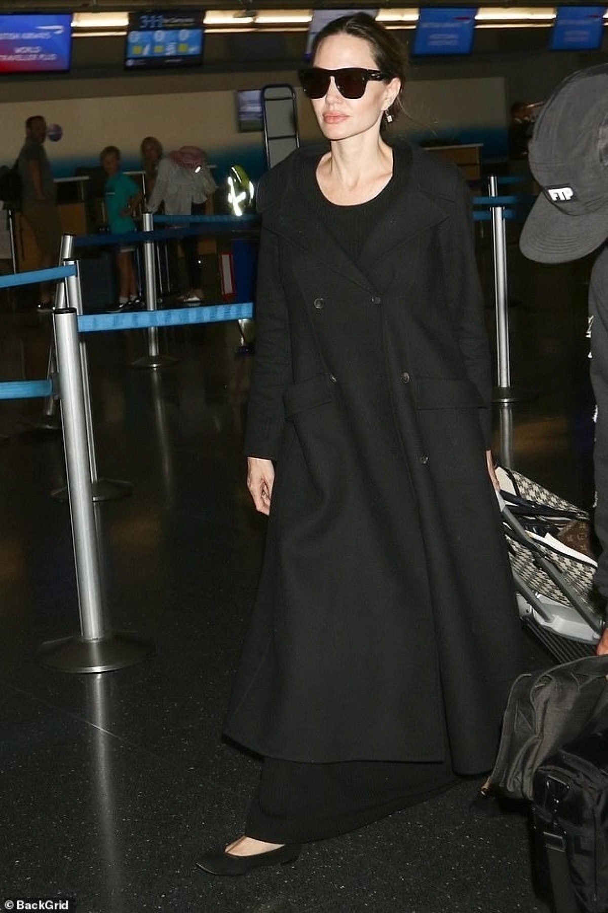 Không chỉ xinh đẹp và tài năng, hết mình cống hiến cho nghệ thuật, Angelina Jolie còn chăm chỉ hoạt động từ thiện, quan tâm tới những mảnh đời khó khăn trong xã hội. Người đẹp lúc nào cũng dồi dào nguồn năng lượng và lan toả sự tích cực, nhân đạo tới khán giả.