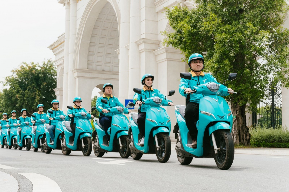 Ông Nguyễn Đình Vĩnh, Trưởng ban Tổ chức Thành ủy Đà Nẵng trao quyết định và chúc mừng ông Huỳnh Văn Nhạn nhận nhiệm vụ mới.