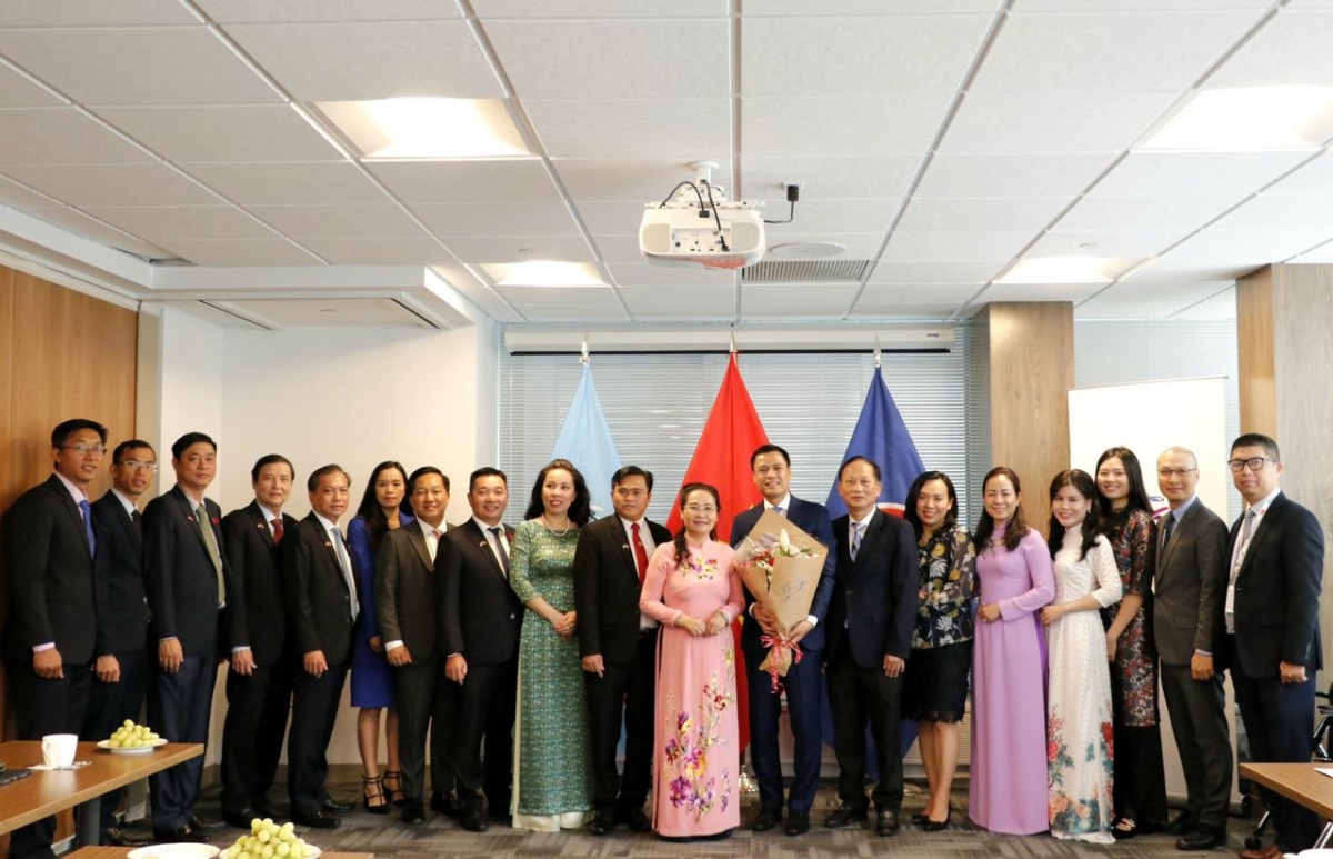 Đại sứ Đặng Hoàng Giang cùng đoàn đại biểu tại chiếc bàn đá nơi Bác Hồ từng làm việc tại Khách sạn Omni Parker House, Boston. (Ảnh do Phái đoàn VN tại New York cung cấp)