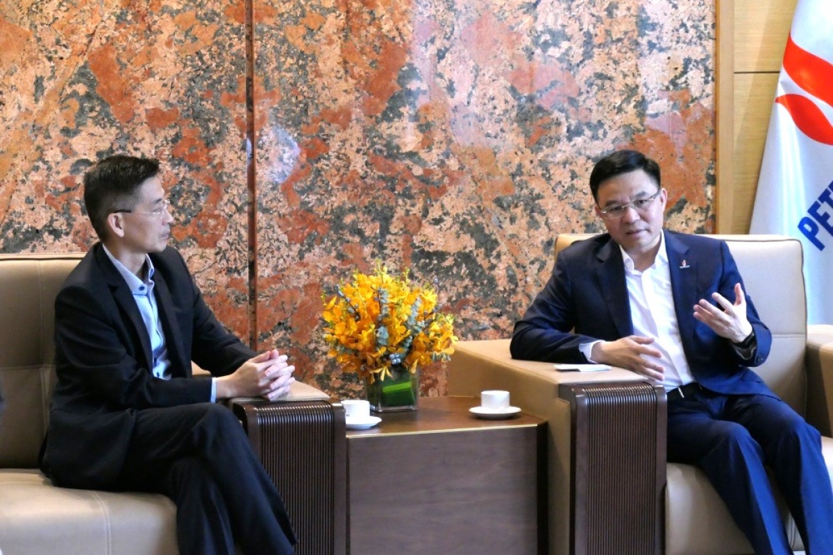Tổng Giám đốc Petrovietnam Lê Mạnh Hùng trao đổi cùng ông Wong Kim Yin - Tổng Giám đốc Sembcorp Industries (Singapore) về hợp tác phát triển năng lượng xanh