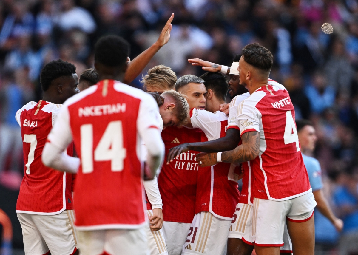 Arsenal vỡ oà hạnh phúc khi kéo trận đấu vào loạt sút luân lưu.