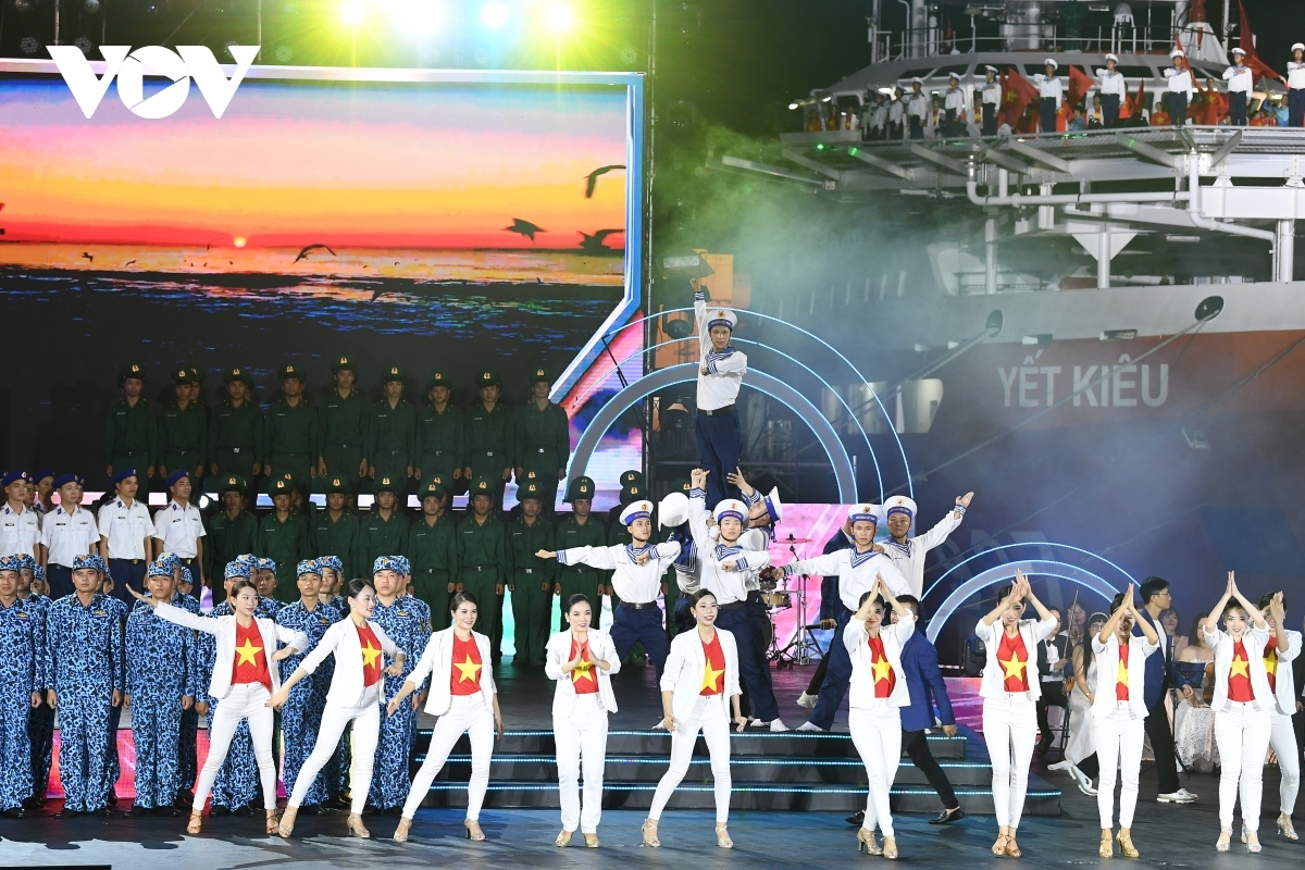 The program includes 1,500 performers who staff the navy, border guard, and coast guard, and fishermen, and students from Khanh Hoa province.