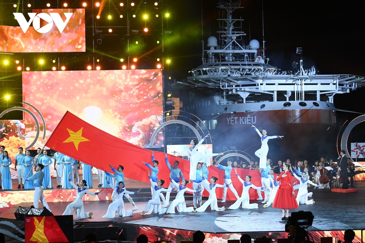 The program also conveys a message about national pride and determination to defend national sovereignty over the country’s sea and islands and about Vietnam’s aspiration to master the sea, while harvesting its riches and defending peace at sea.