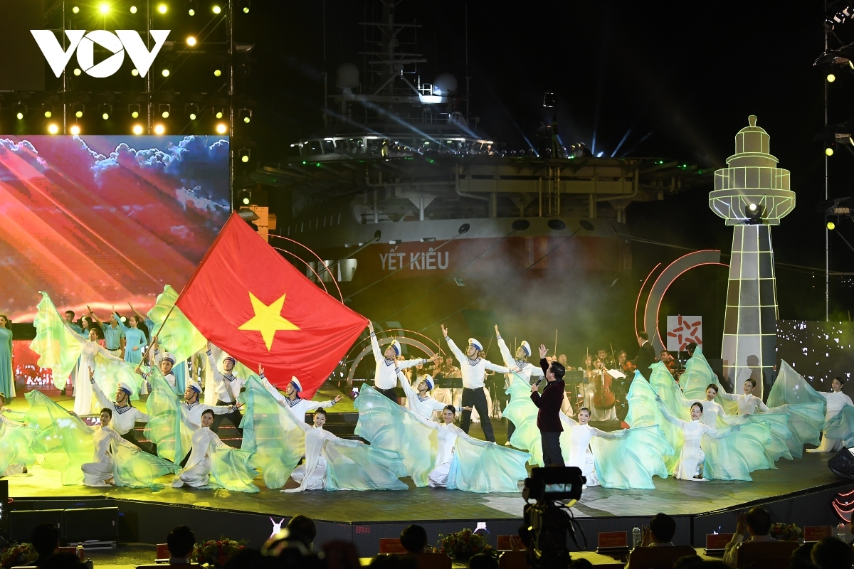 The 90-minute program features three themes: “Sea Consciousness”, “Vietnam to Become Rich from the Sea”, and “Vietnam to Become Strong from the Sea”.