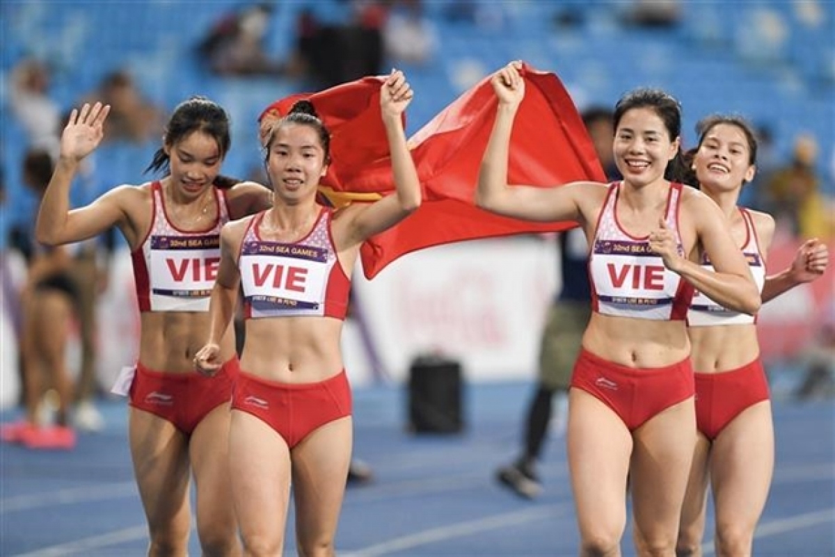 Members of the 4x400m celebrate their 32nd SEA Games win. They are the medal hope of Vietnam at the Asian Games next month in China. VNA/VNS Photo