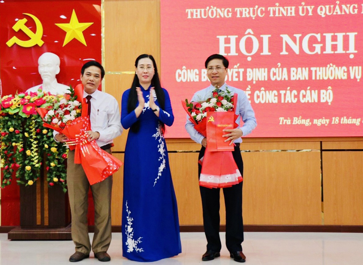 Bà Bùi Thị Quỳnh Vân, Bí thư Tỉnh uỷ Quảng Ngãi tặng hoa chúc mừng hai đồng chí mới được phân công công tác mới