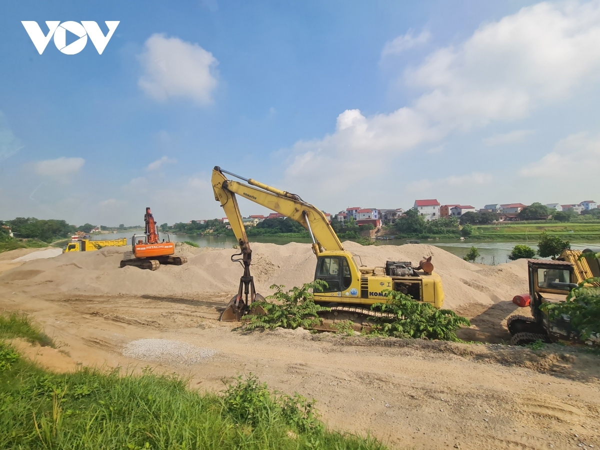 Trước đó, Chủ tịch tỉnh Bắc Ninh Nguyễn Hương Giang chỉ đạo khẩn xử lý tình trạng bến thủy trái phép trong mùa mưa bão
