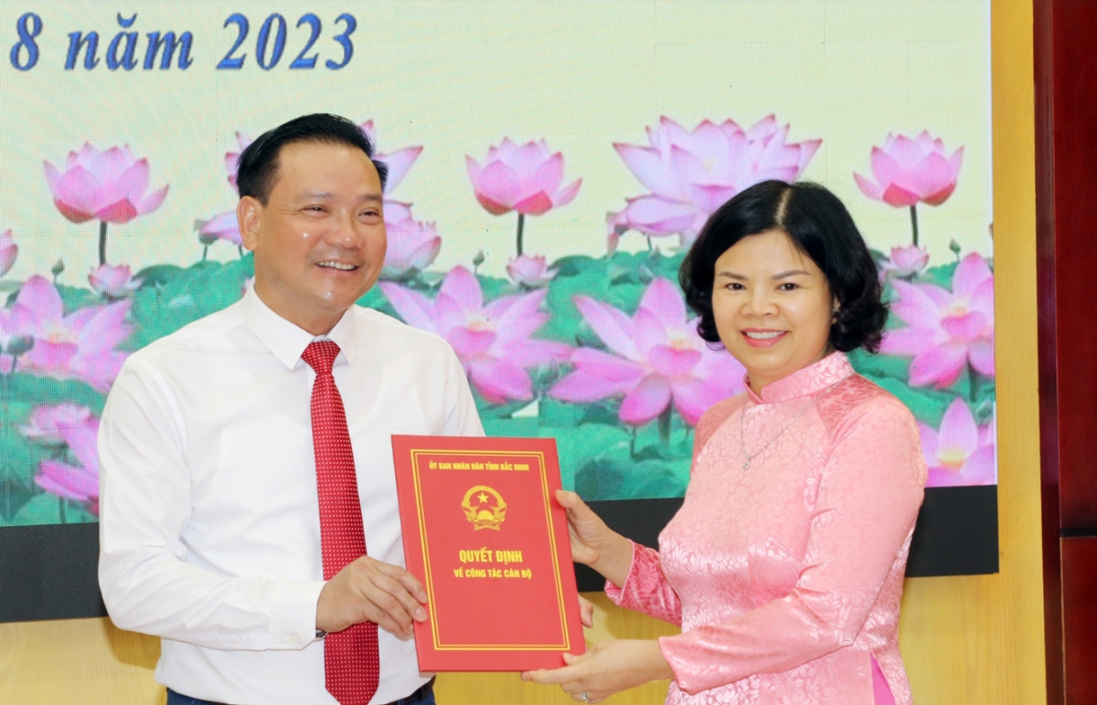 Chủ tịch UBND tỉnh Bắc Ninh Nguyễn Hương Giang trao Quyết định cho tân Giám đốc Sở Tư pháp Trần Đăng Sâm