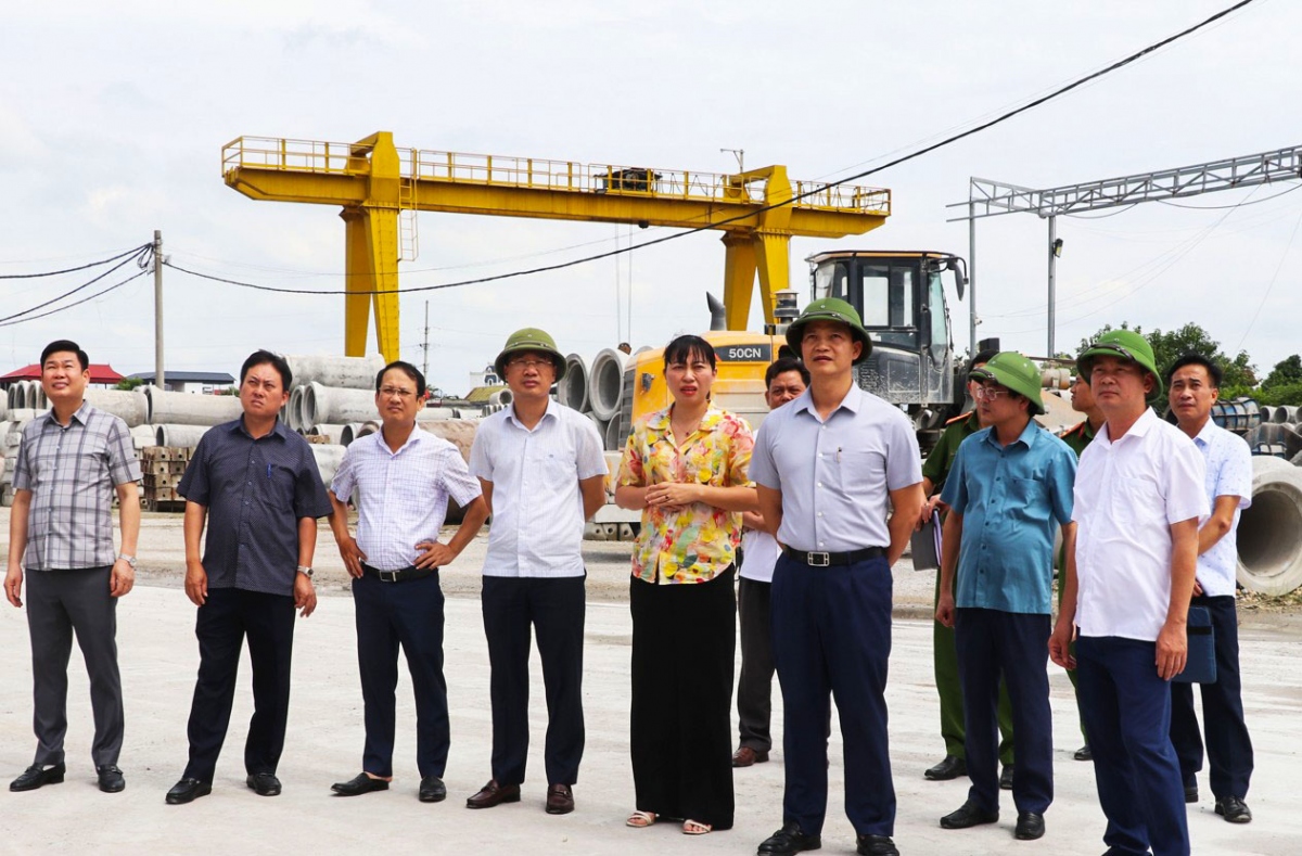 Phó Chủ tịch Thường trực UBND tỉnh Vương Quốc Tuấn kiểm tra thực tế hoạt động trạm trộn bê tông  tại thị xã Quế Võ