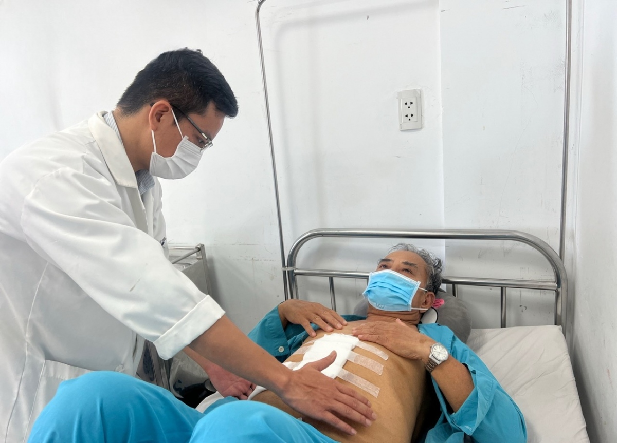 Bác sĩ kiểm tra vết mổ bệnh nhân sau phẫu thuật