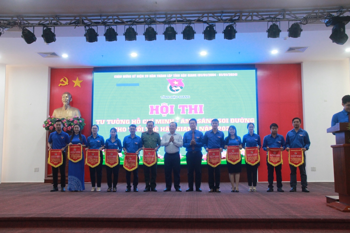 Ban tổ chức trao cờ lưu niệm cho đại diện các đội tham gia Hội thi
