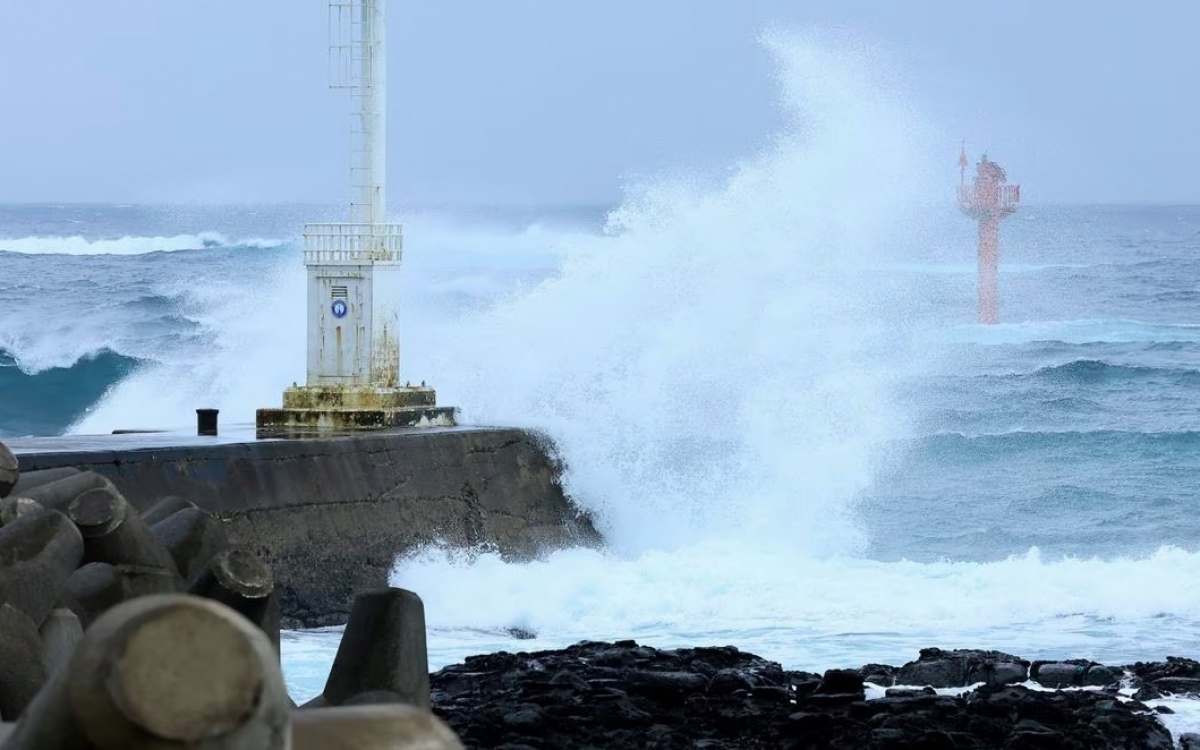 Sóng lớn (do bão Khanun) đánh vào tường chắn sóng ở đảo Jeju, Hàn Quốc. Ảnh: Reuters.