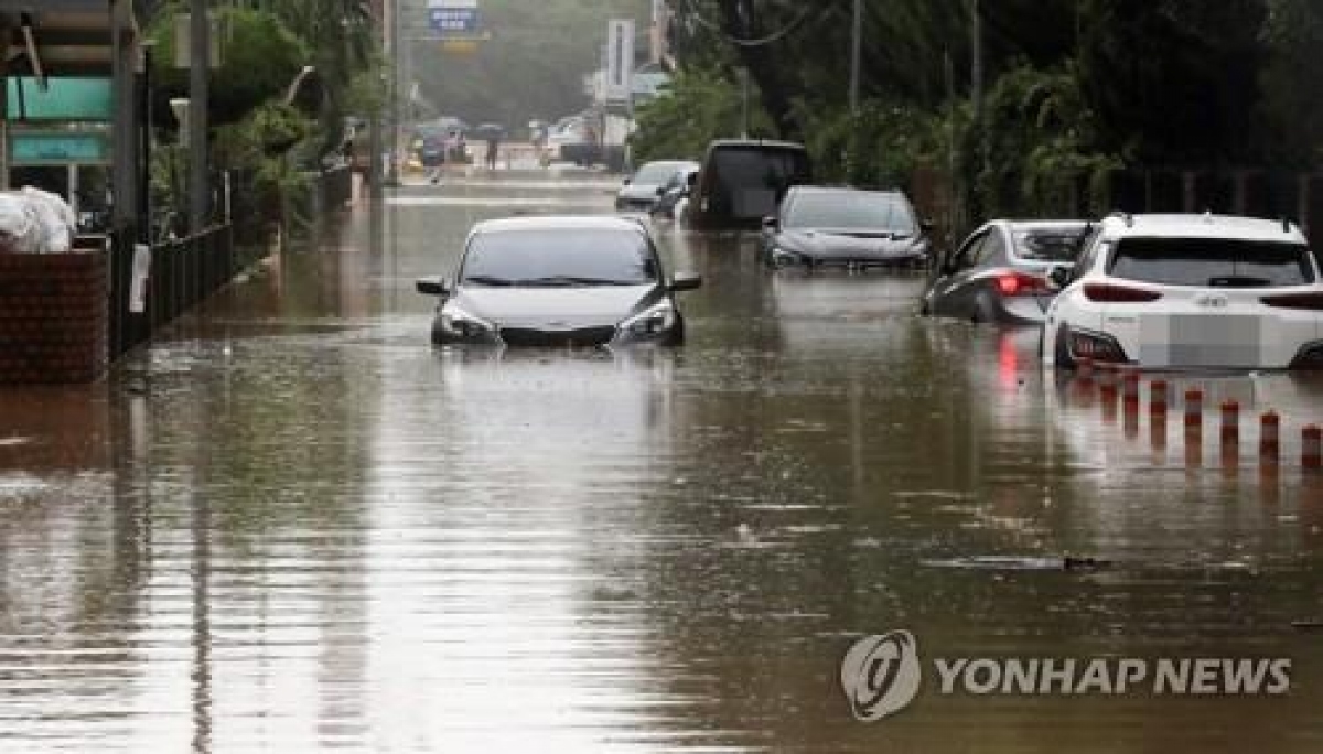 Bão Khanun gây ngập lụt tại thành phố Changwon, Hàn Quốc, ngày 10/8. Ảnh: Yonhap