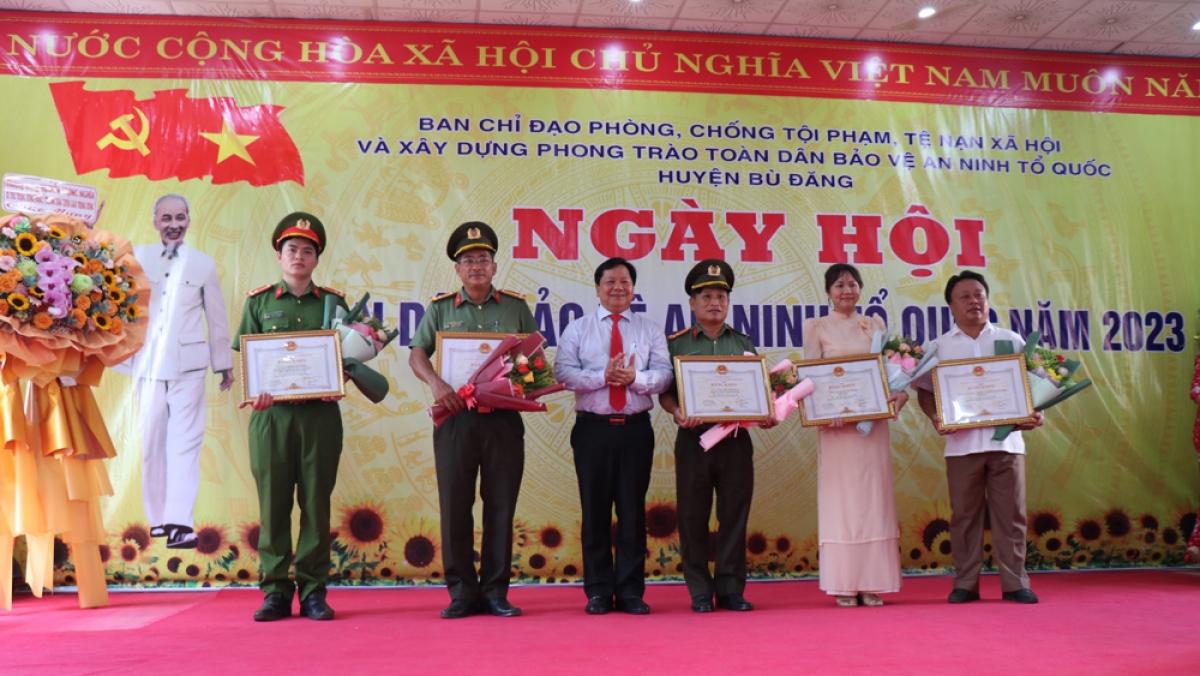 Nhiều tập thể, cá nhân được tuyên dương, khen thưởng vì có nhiều nỗ lực trong hoạt động xây dựng phong trào Toàn dân bảo vệ an ninh Tổ quốc (Ảnh: BP)
