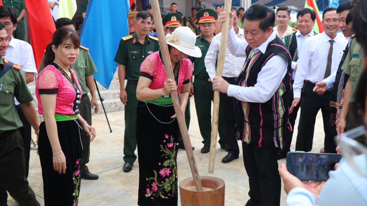 Bí thư Trung ương Đảng, Trưởng ban Tuyên giáo Trung ương Nguyễn Trọng Nghĩa tham gia các hoạt động tại Ngày hội (Ảnh: BP)
