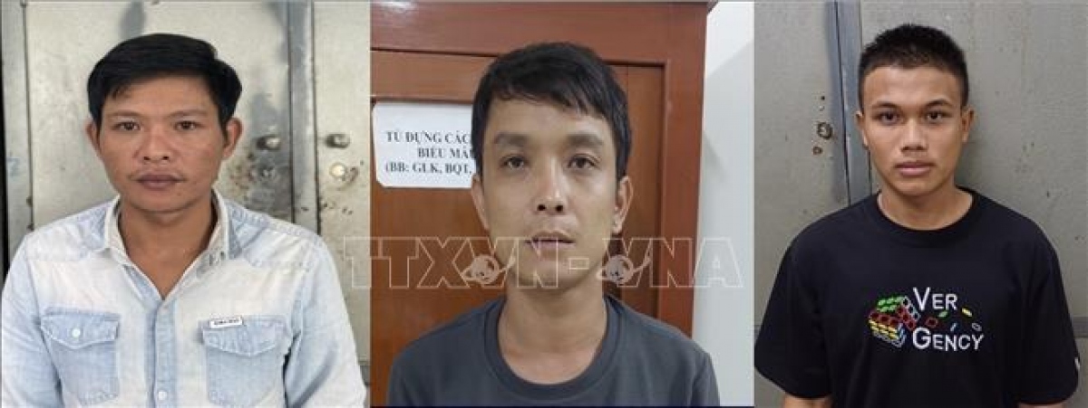 Các đối tượng (từ trái qua phải) Trần Văn Bảo, Hồ Thanh Hậu và Nguyễn Văn Đan Thuần tại cơ quan điều tra. (Ảnh: TTXVN)