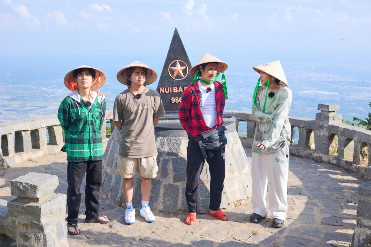 Huy Khánh, Duy Khánh, Quang Hùng MasterD và Cody nhận nhiệm vụ lên đỉnh núi Bà Đen để mưu sinh kiếm sống.