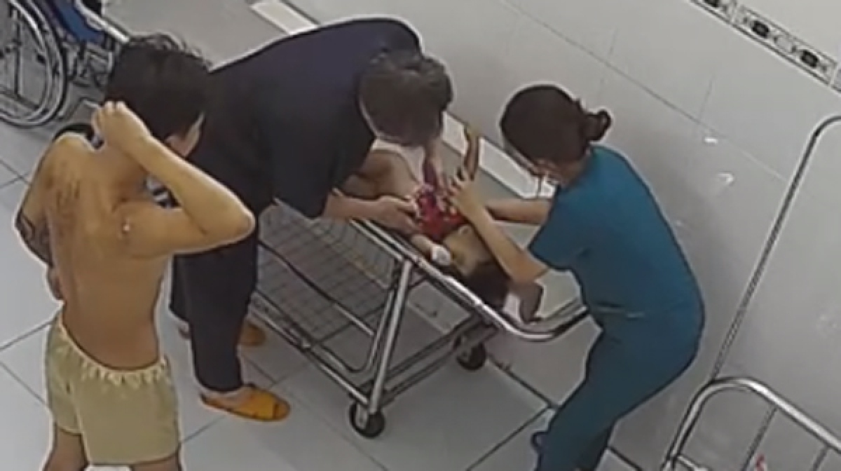 Bé Ổi được cấp cứu tại phòng khám nhưng không qua khỏi (Ảnh: CA).