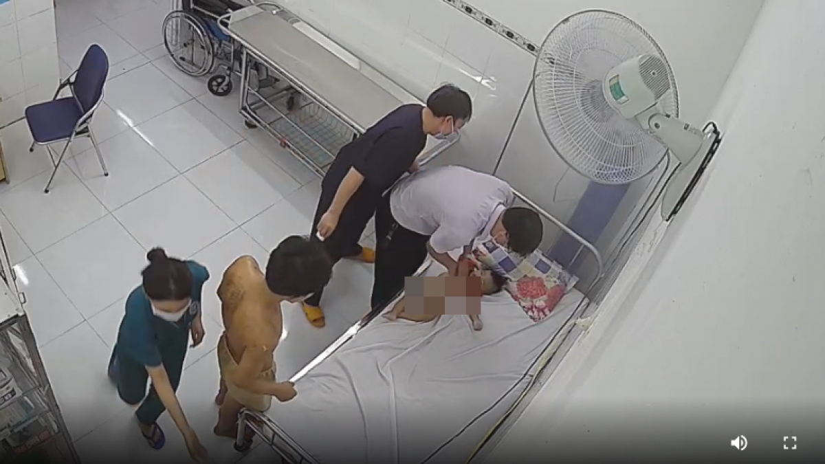 Bé trai được cấp cứu nhưng không qua khỏi (Ảnh: CA)
