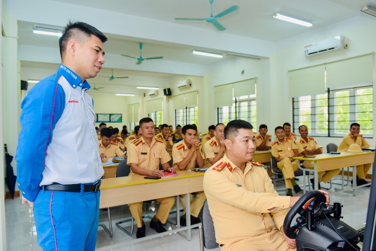 Bên cạnh việc học lý thuyết, học viên được trải nghiệm các tình huống mô phỏng trên máy S-Navi