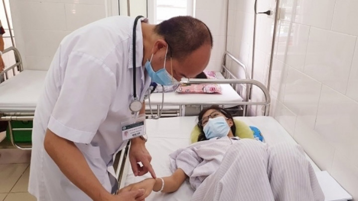 Bác sĩ thăm khám cho bệnh nhân sốt xuất huyết tại Trung tâm Bệnh nhiệt đới, Bệnh viện Bạch Mai. (Ảnh: BVCC)