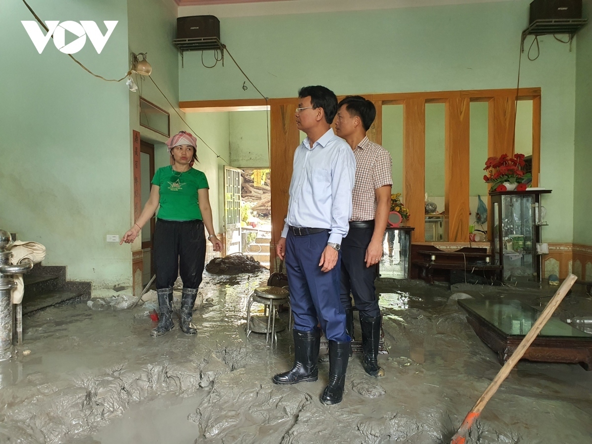 Bí thư Tỉnh ủy Lào Cai thăm hỏi một hộ dân bị ảnh hưởng (Ảnh: An Kiên/VOV-Tây Bắc)